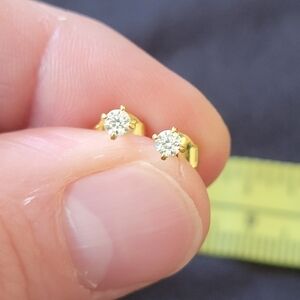 Moissanite stud earrings 2.5mm